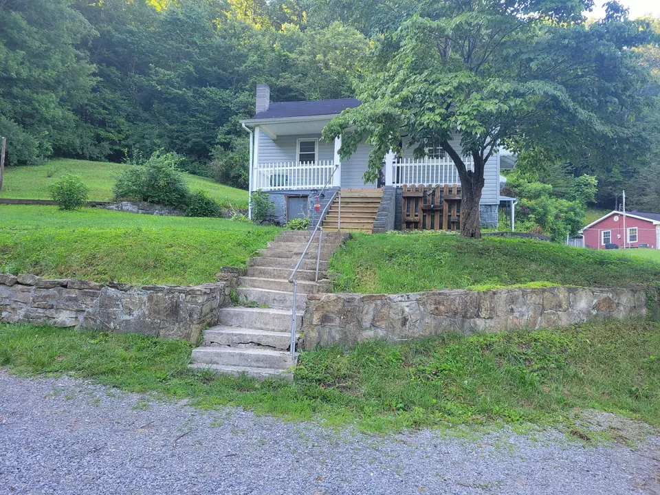 206 5th St, Appalachia, VA 24216