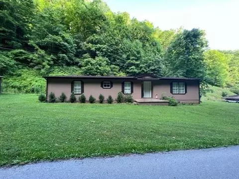 1128 Dry Tripe Road, Grundy, VA 24614