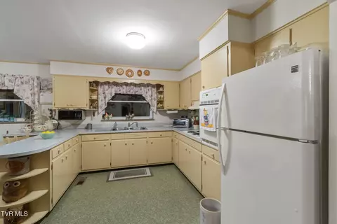 Kitchen - 450 N Mohawk Rd Mohawk Tn 37810, Mohawk, TN 37810 photo 4 of 4