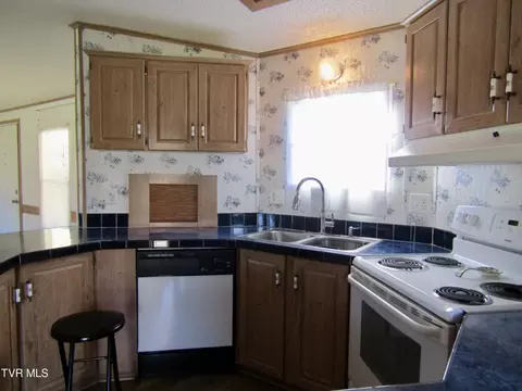 Kitchen - 1545 Chimney Top Loop Fall Branch Tn 37656, Fall Branch, TN 37656 photo 4 of 5