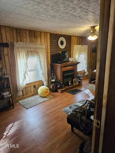 Living - 8847 Boggs Hill Road Wise Va 24293, Wise, VA 24293 photo 2 of 4