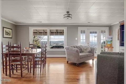 Dining - 200 Old Knobs Road Bristol Tn 37620, Bristol, TN 37620 photo 1 of 3