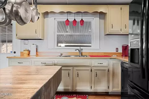 Kitchen - 200 Old Knobs Road Bristol Tn 37620, Bristol, TN 37620 photo 4 of 6