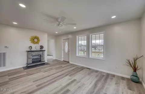 Living - 1745 Highway 93 Fall Branch Tn 37656, Fall Branch, TN 37656 photo 2 of 3