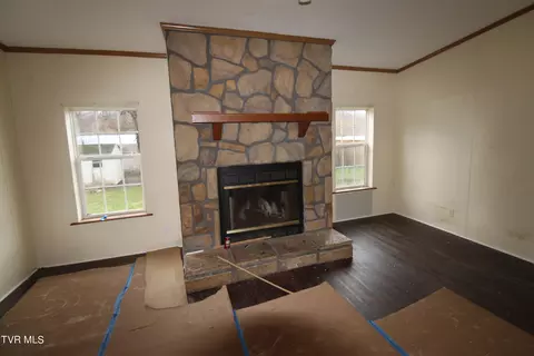 Living - 2712 4th Ave E Big Stone Gap Va 24219, Big Stone Gap, VA 24219 photo 3 of 4