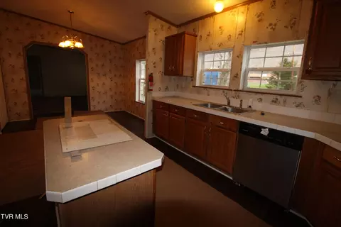 Bath - 2712 4th Ave E Big Stone Gap Va 24219, Big Stone Gap, VA 24219 photo 1 of 4