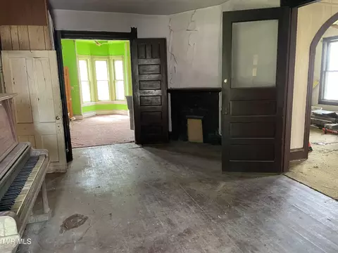 Living - 421 W Locust Street Johnson City Tn 37604, Johnson City, TN 37604 photo 1 of 2