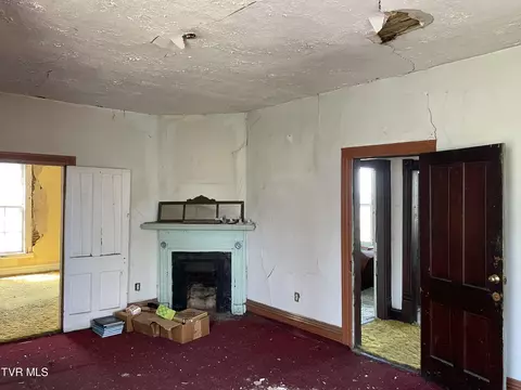 Living - 421 W Locust Street Johnson City Tn 37604, Johnson City, TN 37604 photo 2 of 2