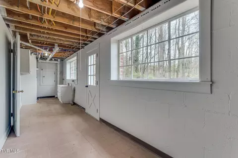 Exterior - 324 Robin Road Bristol Tn 37620, Bristol, TN 37620 photo 5 of 11