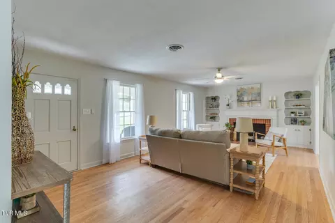 Living - 324 Robin Road Bristol Tn 37620, Bristol, TN 37620 photo 2 of 4