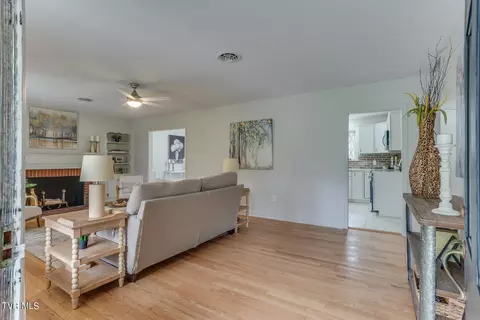 Living - 324 Robin Road Bristol Tn 37620, Bristol, TN 37620 photo 3 of 4