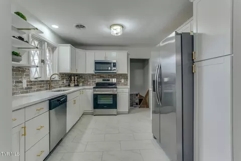 Kitchen - 324 Robin Road Bristol Tn 37620, Bristol, TN 37620 photo 1 of 3