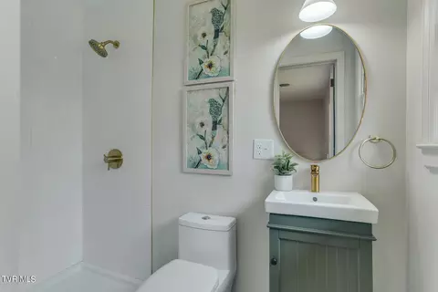Bath - 324 Robin Road Bristol Tn 37620, Bristol, TN 37620 photo 1 of 3