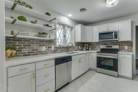 Kitchen - 324 Robin Road Bristol Tn 37620, Bristol, TN 37620 photo 2 of 3