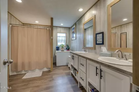 Bath - 110 Maxine Road Fall Branch Tn 37656, Fall Branch, TN 37656 photo 1 of 2