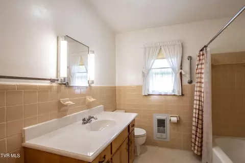 Bath - 12155 Arbor Street Meadowview Va 24361, Meadowview, VA 24361 photo 2 of 4