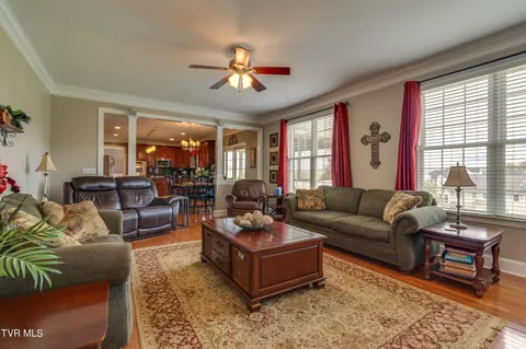 Living - 1021 Willows Trace Drive Johnson City Tn 37601, Johnson City, TN 37601 photo 3 of 8