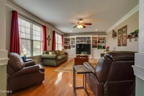 Living - 1021 Willows Trace Drive Johnson City Tn 37601, Johnson City, TN 37601 photo 5 of 8