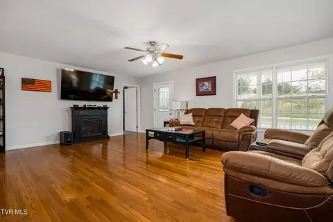Living - 241 E Ridges Drive Drive Chuckey Tn 37641, Chuckey, TN 37641 photo 4 of 8