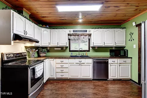 Kitchen - 434 Roaring Creek Road Chuckey Tn 37641, Chuckey, TN 37641 photo 3 of 4