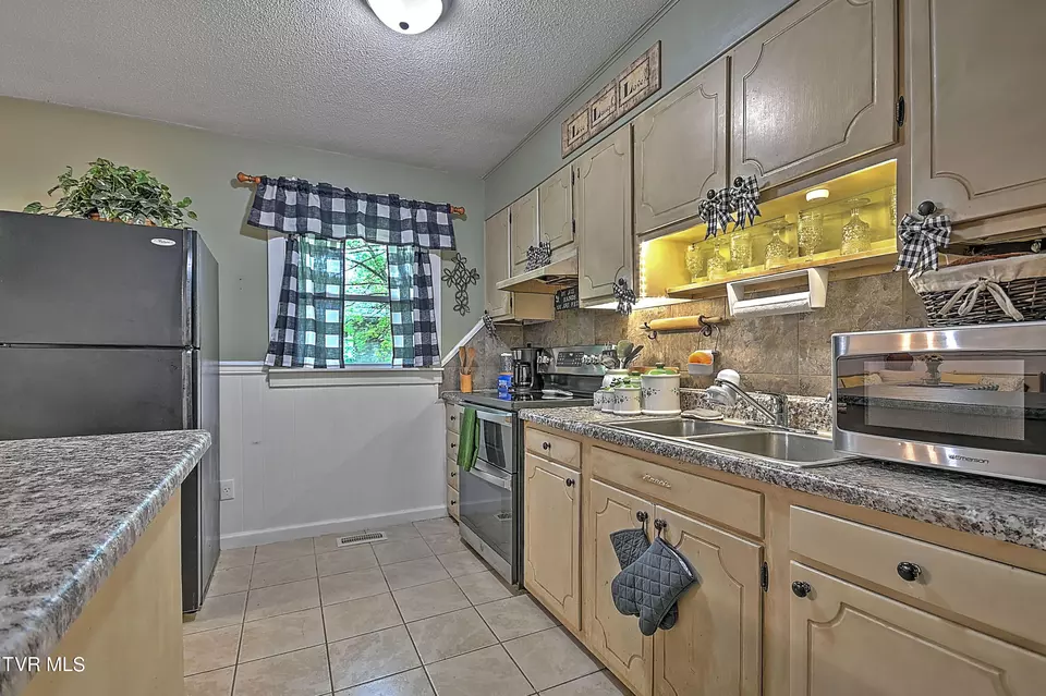 Kitchen - 610 Bradley Street Elizabethton Tn 37643, Elizabethton, TN 37643 photo 2 of 8