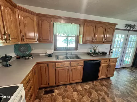 Kitchen - 312 Simerly Creek Road Hampton Tn 37658, Hampton, TN 37658 photo 3 of 4