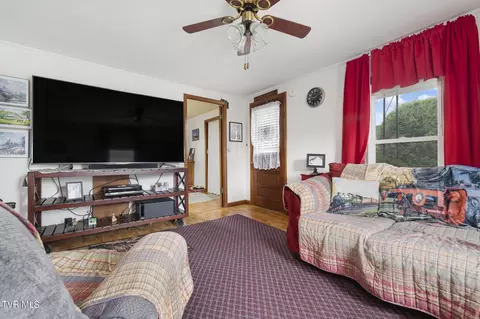 Living - 1530 Chestoa Pike Pike Erwin Tn 37650, Erwin, TN 37650 photo 1 of 3
