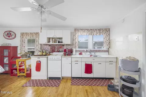 Kitchen - 1530 Chestoa Pike Pike Erwin Tn 37650, Erwin, TN 37650 photo 2 of 4