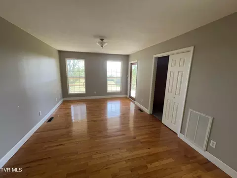 Living - 429 Briar Thicket Road Bybee Tn 37713, Bybee, TN 37713 photo 3 of 5