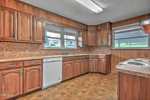 Kitchen - 127 Forrest Road Fall Branch Tn 37656, Fall Branch, TN 37656 photo 3 of 7