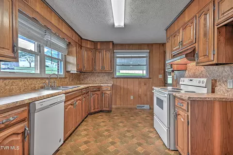 Kitchen - 127 Forrest Road Fall Branch Tn 37656, Fall Branch, TN 37656 photo 2 of 7