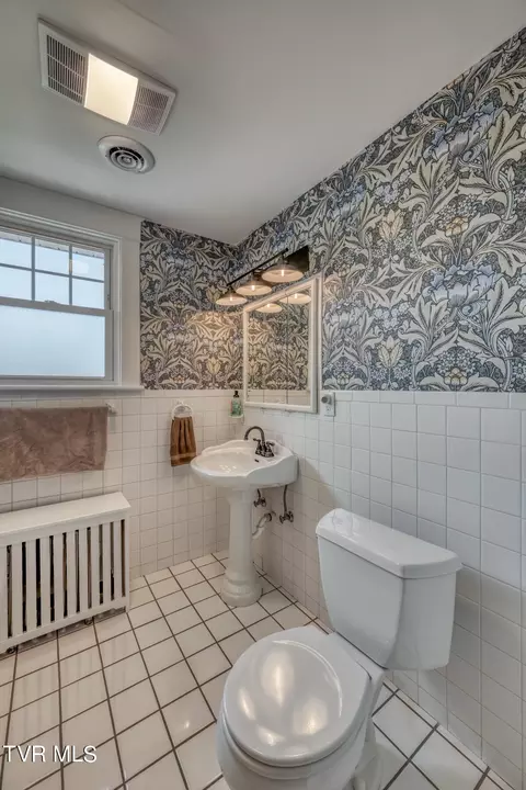 Bath - 722 Arlington Avenue Bristol Va 24201, Bristol, VA 24201 photo 2 of 4