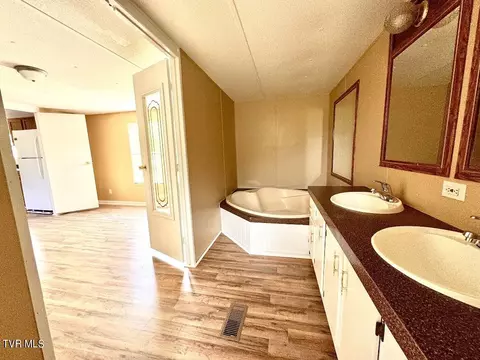 Bath - 131 Williamson Road Chuckey Tn 37641, Chuckey, TN 37641 photo 2 of 2