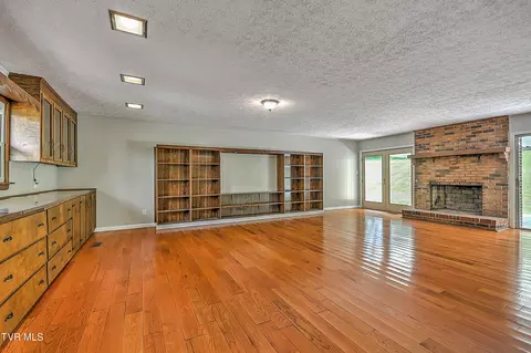 Living - 265 Cherry Lane Bristol Va 24201, Bristol, VA 24201 photo 5 of 8
