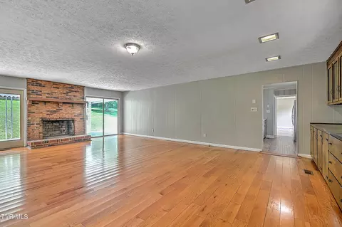 Living - 265 Cherry Lane Bristol Va 24201, Bristol, VA 24201 photo 7 of 8