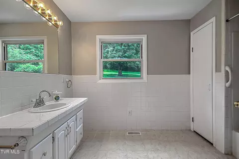 Bath - 265 Cherry Lane Bristol Va 24201, Bristol, VA 24201 photo 2 of 4