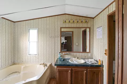 Bath - 290 Fishpond Road Chuckey Tn 37641, Chuckey, TN 37641 photo 1 of 2