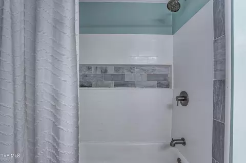 Bath - 910 N Elm Avenue Erwin Tn 37650, Erwin, TN 37650 photo 3 of 5