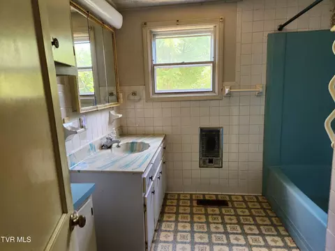 Bath - 1126 E Lakeview Drive Johnson City Tn 37601, Johnson City, TN 37601 photo 2 of 2