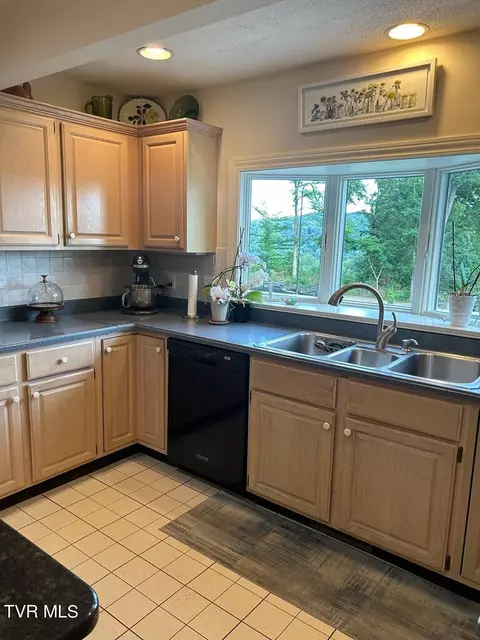 Kitchen - 26182 Beech Hideaway Abingdon Va 24211, Abingdon, VA 24211 photo 2 of 8
