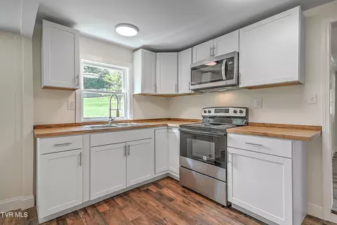 Kitchen - 209 Mountain View Drive Hampton Tn 37658, Hampton, TN 37658 photo 2 of 4