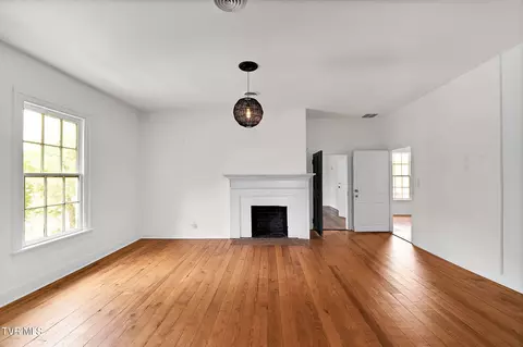 Living - 370 E Main Street Abingdon Va 24210, Abingdon, VA 24210 photo 3 of 4