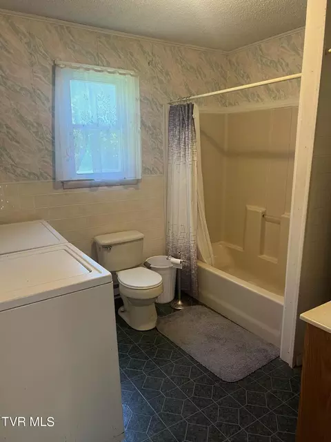 Bath - 214 NE Spring Avenue Wise Va 24293, Wise, VA 24293 photo 1 of 1