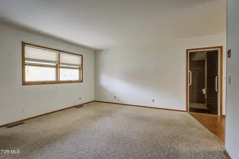 Living - 2322 W Brook Lane Johnson City Tn 37601, Johnson City, TN 37601 photo 3 of 4