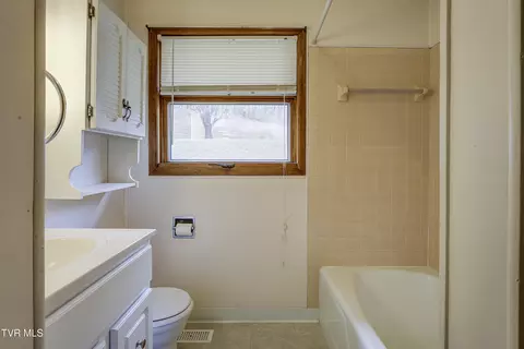 Bath - 2322 W Brook Lane Johnson City Tn 37601, Johnson City, TN 37601 photo 1 of 3