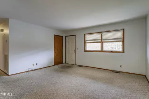 Living - 2322 W Brook Lane Johnson City Tn 37601, Johnson City, TN 37601 photo 2 of 4
