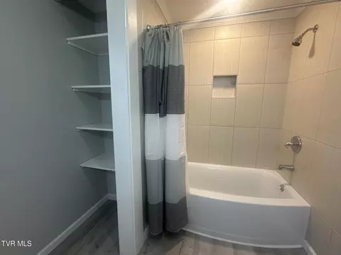 Bath - 400 Juniper Street Greeneville Tn 37745, Greeneville, TN 37745 photo 2 of 3
