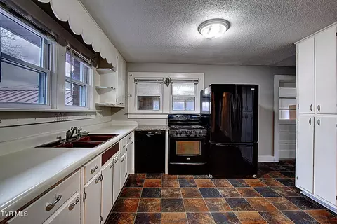 Kitchen - 221 S Mohawk Drive Erwin Tn 37650, Erwin, TN 37650 photo 2 of 3