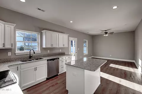 Kitchen - 134 Ervin Loop Erwin Tn 37650, Erwin, TN 37650 photo 3 of 4
