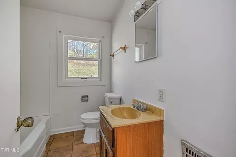 Bath - 129 Hillside Avenue Bristol Va 24201, Bristol, VA 24201 photo 2 of 2